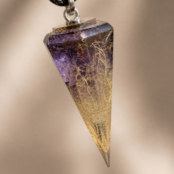 Nature Resin Crystal Necklace . Botanical Prism Pendant - Imagen 3