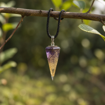 Nature Resin Crystal Necklace . Botanical Prism Pendant - Imagen 2