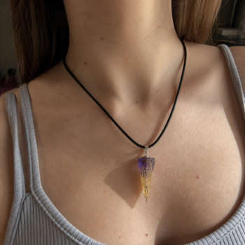 Nature Resin Crystal Necklace . Botanical Prism Pendant - Imagen 4