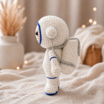 Amigurumi Astronaut Doll · Handmade Crochet Plush with Spaceship - Imagen 4