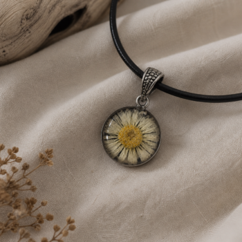 Daisy Pendant. Handmade Resin Necklace - Imagen 2