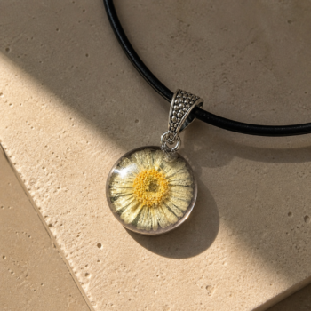 Daisy Pendant. Handmade Resin Necklace - Imagen 3