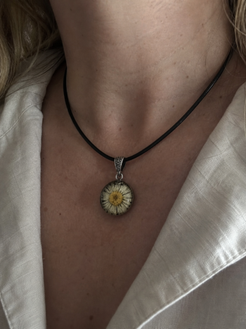 Daisy Pendant. Handmade Resin Necklace - Imagen 4