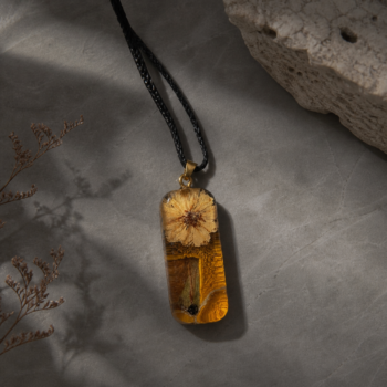 Yellow Flower Resin Necklace. Rectangular Nature Pendant - Imagen 3