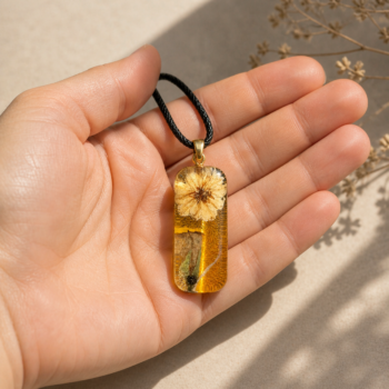 Yellow Flower Resin Necklace. Rectangular Nature Pendant - Imagen 4