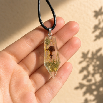 Mushroom Resin Necklace. Crystal Cut Nature Pendant - Imagen 3