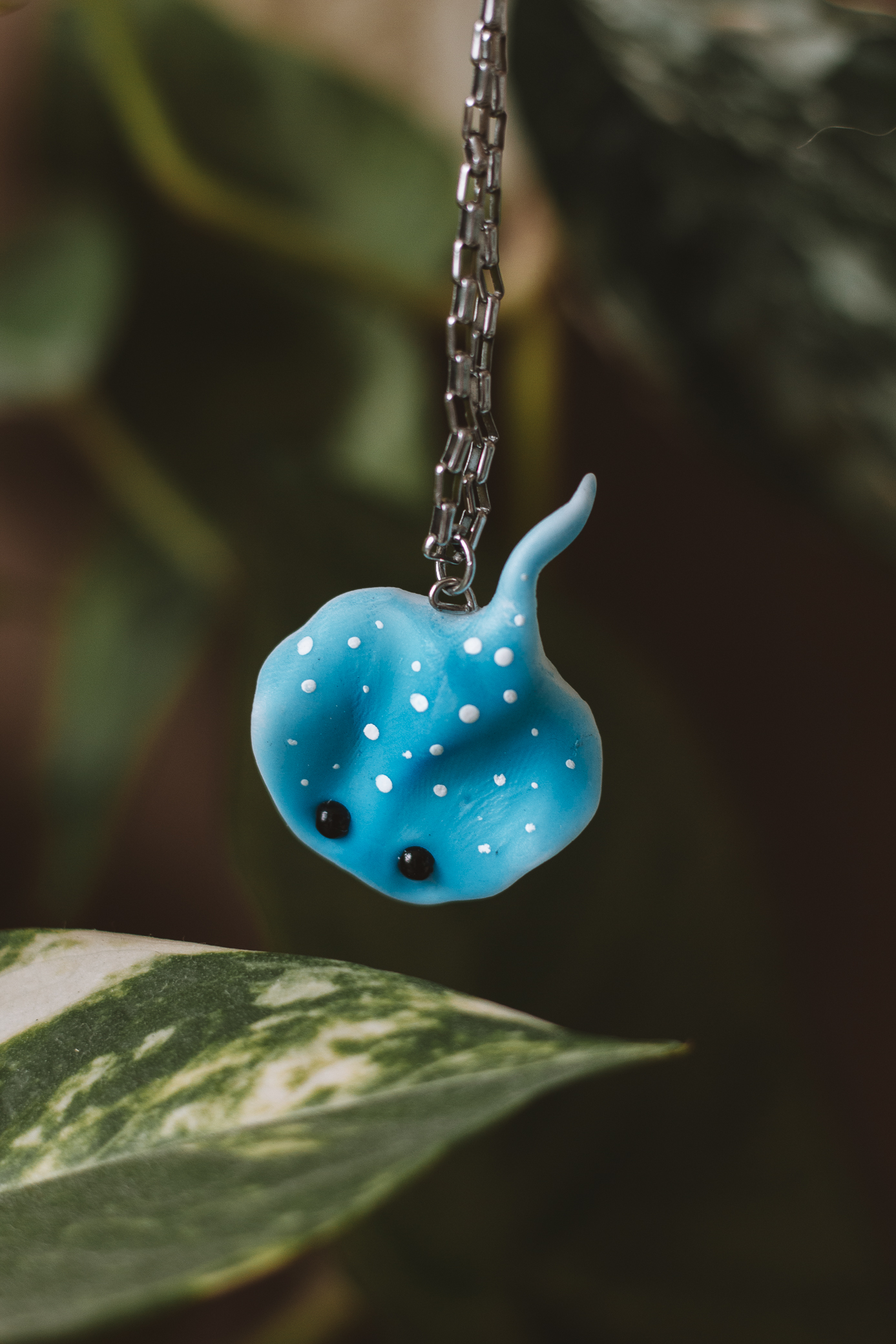 necklace-stingray-blue-porcelain Stingray Porcelain Necklace · Handcrafted Ocean Sea Animal Pendant - Imagen 1