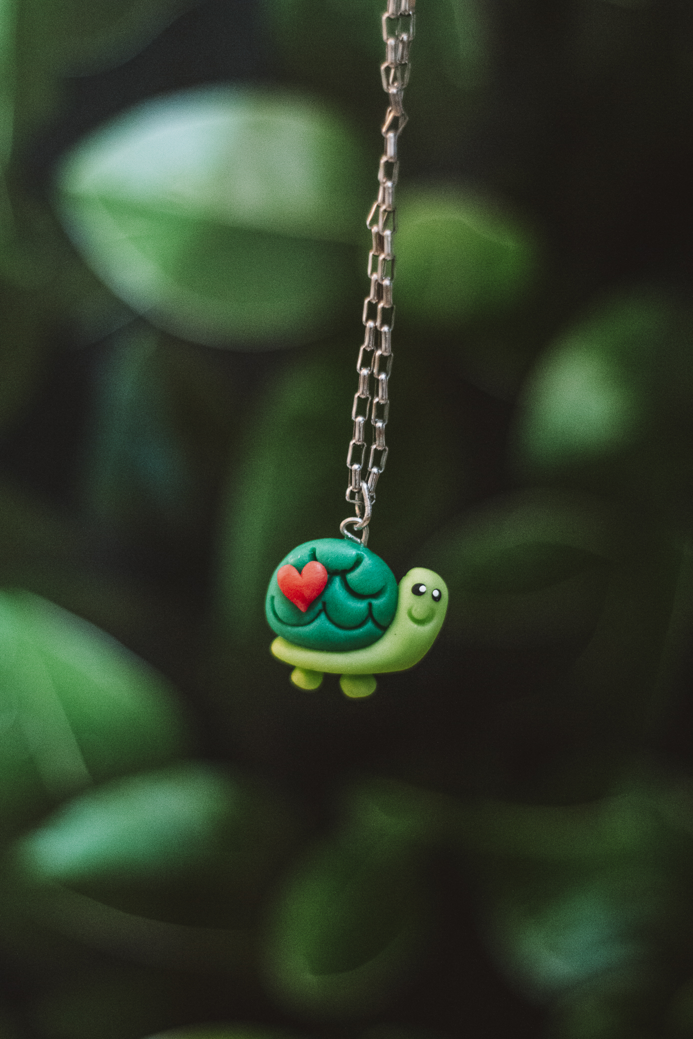 Green turtle with a heart - Porcelain