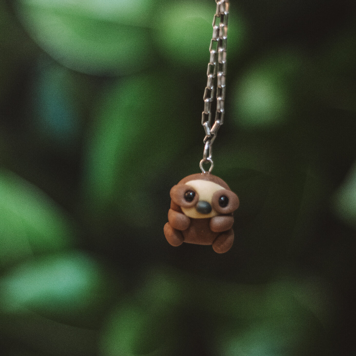 sloth-animal-porcelain-necklace-little Sloth Porcelain Necklace · Handcrafted Cute Tropical Animal Pendant - Imagen 1